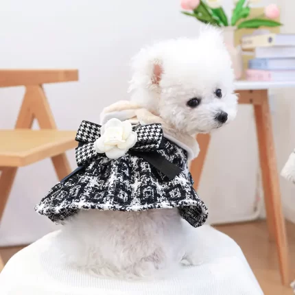 Vestido negro estilo Chanel c/volado y flor decorativa. Talle M