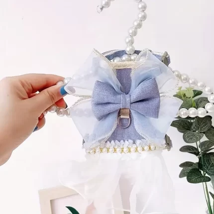 Arnes p/peluditos pequeños c/detalle de volado y perlitas. Trae correa