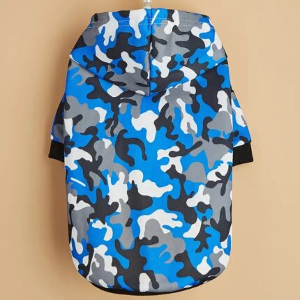 Remera camuflada c/capucha en tonos de azul. Talle L