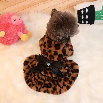 Tapado glam aterciopelado animal print c/moño.Talle XL