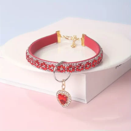 Gargantilla roja de piedras c/dije de corazon. Talle S
