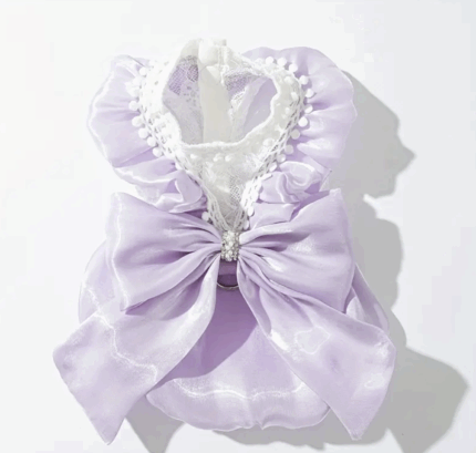 Vestido lavanda decorado c/moño y piedras.Pechera de encaje. Talle L