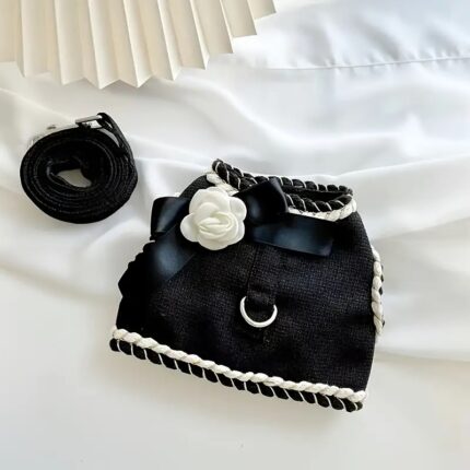 Arnes negro bordado decorado c/flor y correa.Estilo Chanel.Talle M