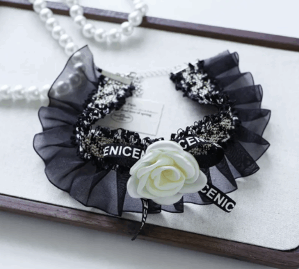 Collar estilo Chanel decorado c/camelia. Talle unico