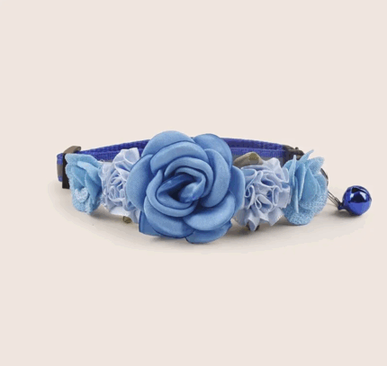 Collar ajustable decorado c/flores.Trae campana. Talle unico