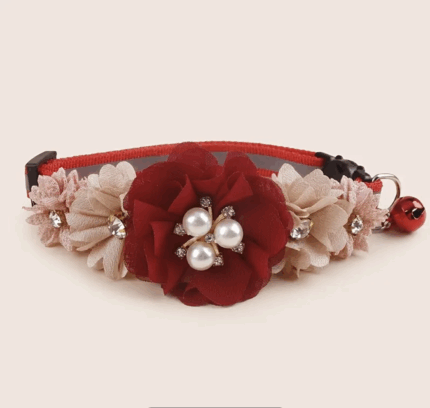 Collar de flores decorado c/perlas y piedras.Trae campana. Talle unico