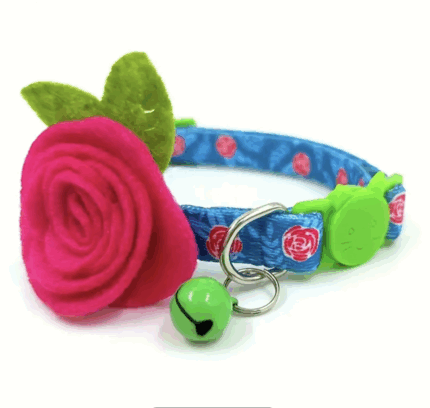 Collar decorado c/camelia de fieltro.Trae campana.Ajustable. Talle S