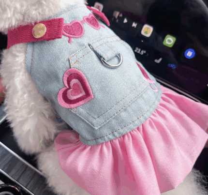 Jumper de jean bordada c/volado rosa.Talle XL