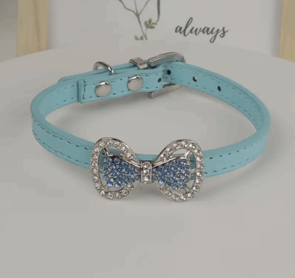 Collar celeste de cuero ecologico c/moño de strass. Talle XS