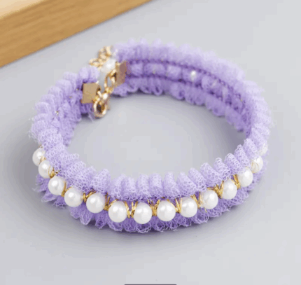 Collar de tul lavanda decorado con perlas .Talle L