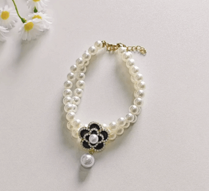 Collar de perlas c/dije de camelia c/piedras. Estilo CHANEL. Talle M