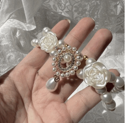 Collar de perlas c/decorado de flores y strass. Talle L