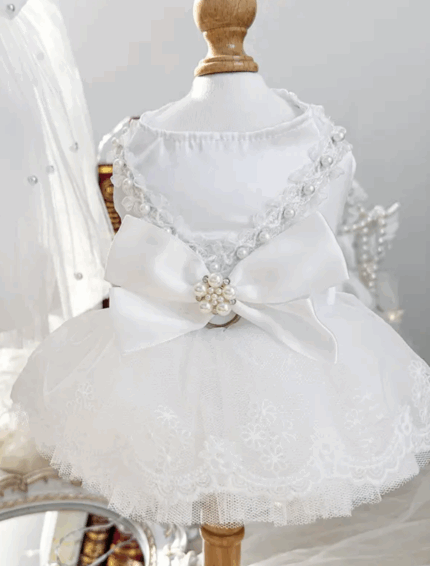 Vestido de raso blanco decorado c/perlas. Talle L