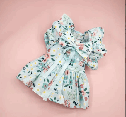 Vestido floral c/volados en hombros .Trae moño decorativo p/pelo. Talle M