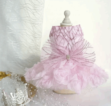 Delicado vestido rosa c/brillos y pollera decorada con flores.Talle S