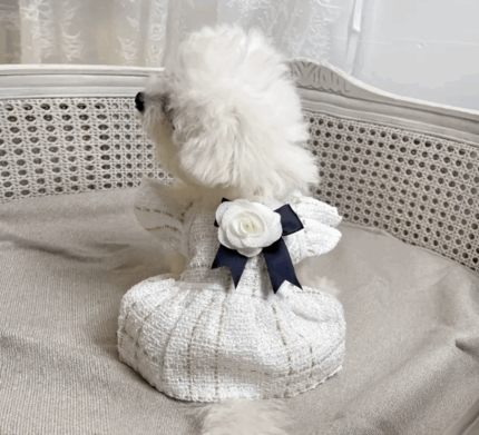 Vestido de lino blanco,decorado con flor.Estilo Chanel.Viene c/moño para cabeza.Talle M