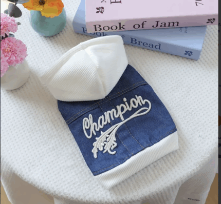 Chaleco denim bordado c/capucha de jersey. Talle L