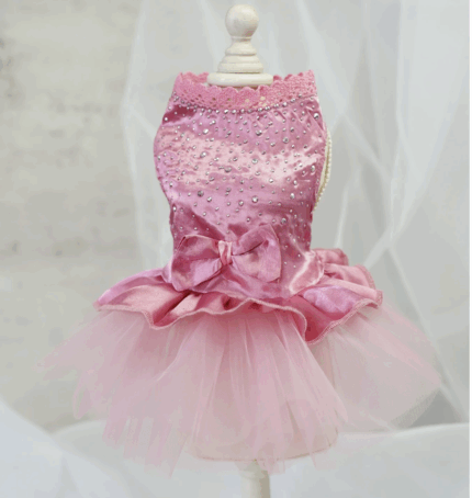 Vestido rasado rosa fuerte decorado c/tul y piedras.Talle M