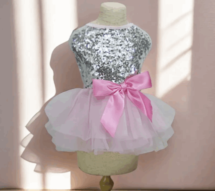 Vestido c/pechera de lentejuels y tutu decorado con moño. Talle L