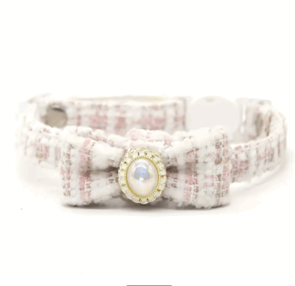 Collar decorado c/moño y centro de perla. Ajustable.Talle L