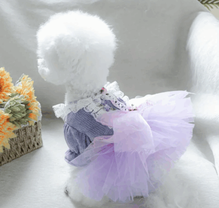 Vestido c/manguitas color lavanda,decorado con puntillas y tutu.Talle M