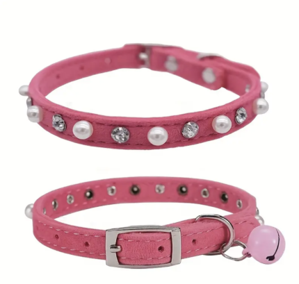 Collar simil gamuza con piedras y perlas.Trae campana. Talle S