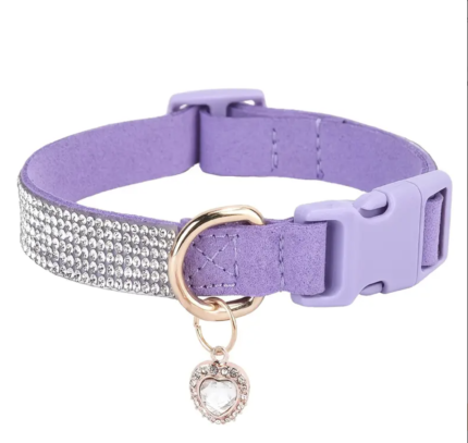 Collar ajustable decorado con strass. Tiene dije de corazon.Talle M