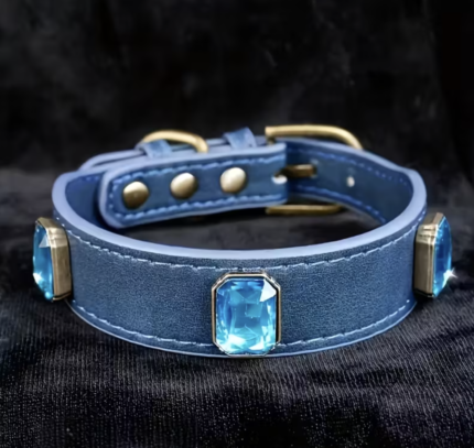 Collar simil cuero azul con piedras.Talle S