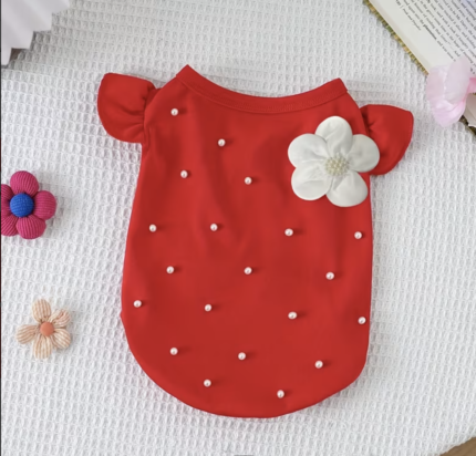 Remera de algodon roja decorada c/perlas y embellecida c/flor 3D.Talle L